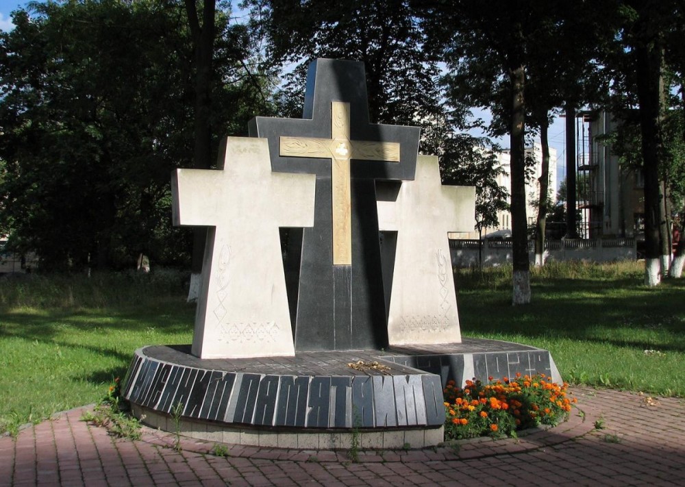 Номер фотографии 1 : Поминальный крест жертвам политических репрессий на Подолье : центральный городской парк : фотограф Håkan Henriksson (Narking), wikimedia.org