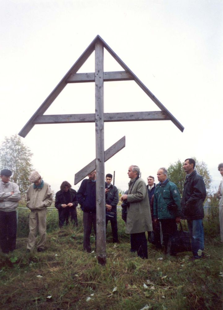Номер фотографии 1 : Крест на месте захоронения погибших узников колонии политзаключенных «Пермь-36» : 
