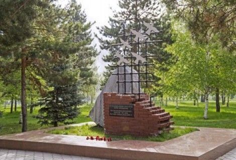 Номер фотографии 1 : Памятник жертвам массовых политических репрессий : Парк Победы : фотограф http://visitkostanay.kz