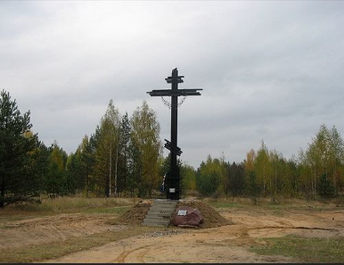 Номер фотографии 1 : Поклонный крест жертвам политических репрессий – узникам Унжлага : на территории бывшего смолозавода (несуществующего рабочего поселка) в 15 км от Макарьева, основанного в 1938 г. : фотограф Анатолий Нестеров (https://edinstvaru.com)