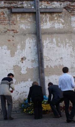 Номер фотографии 1 : Памятный крест во дворе «Тюрьмы на Лонцкого» : ул. Брюллова, 1 : фотограф https://urokiistorii.ru/article/57885