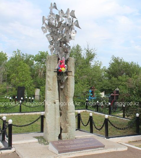 Номер фотографии 1 : Памятник жертвам политических репрессий : Свистун-гора : фотограф https://mgorod.kz