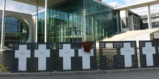 Номер фотографии 1 : Мемориал «Белые кресты» тем, кто погиб при попытке к бегству из ГДР в Западный Берлин : возле Бундестага, в том месте, где передняя пограничная стена до 1990 года упиралась в берег реки Шпрее : фотограф Senatskanzlei (www.berlin.de/mauer)