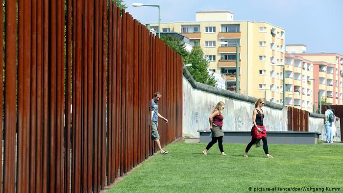 Номер фотографии 1 : Мемориал «Берлинская стена» («Berliner Mauer») : по обеим стороам улицы «Бернауэр штрассе» («Bernauer Straße»), в центре города, вдоль бывшей границы длиной 1,4 км : фотограф Вольфганг Кумм (www.dw.com)