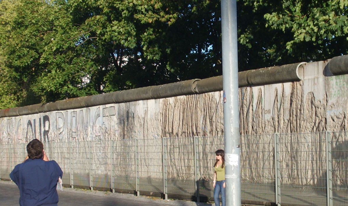   8 :    (Berliner Mauer) :       (Bernauer Straße),   ,     1,4  :   
