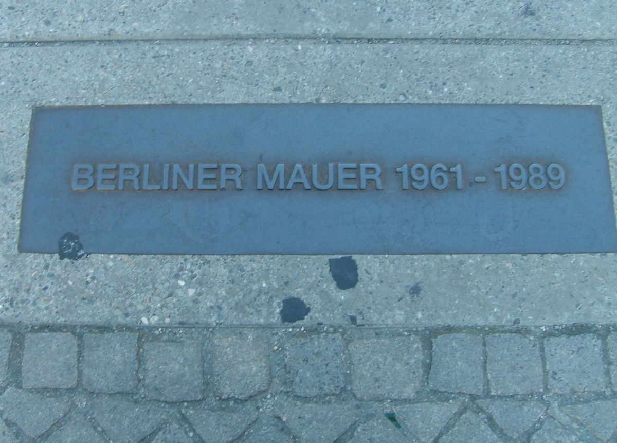   9 :    (Berliner Mauer) :       (Bernauer Straße),   ,     1,4  :   