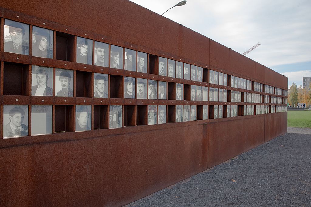   2 :    (Berliner Mauer) :       (Bernauer Straße),   ,     1,4  :   :  http://www.okoguide.com