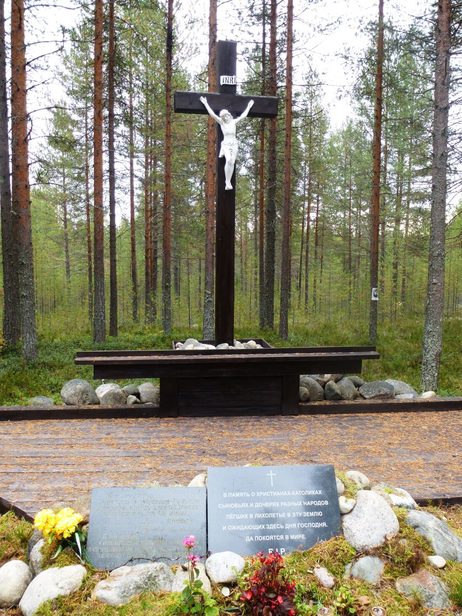 Номер фотографии 1 : Памятный крест полякам – соловецким узникам : урочище Сандармох (20-й км дороги Медвежьегорск - Повенец) : фотограф http://www.gulagmuseum.org