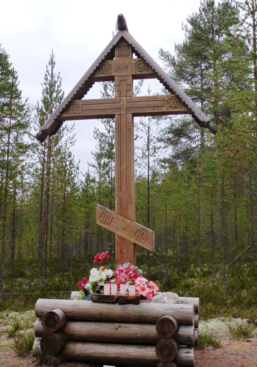 Номер фотографии 1 : Поклонный карельский крест : мемориальное кладбище «Сандармох» : фотограф Semenov.m7 (https://ru.wikipedia.org)