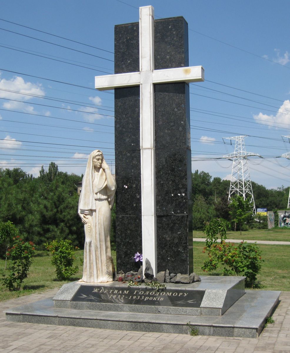 Номер фотографии 1 : Памятник жертвам голодомора : сквер имени Александра Поляка : фотограф M vitek (https://ru.wikipedia.org )