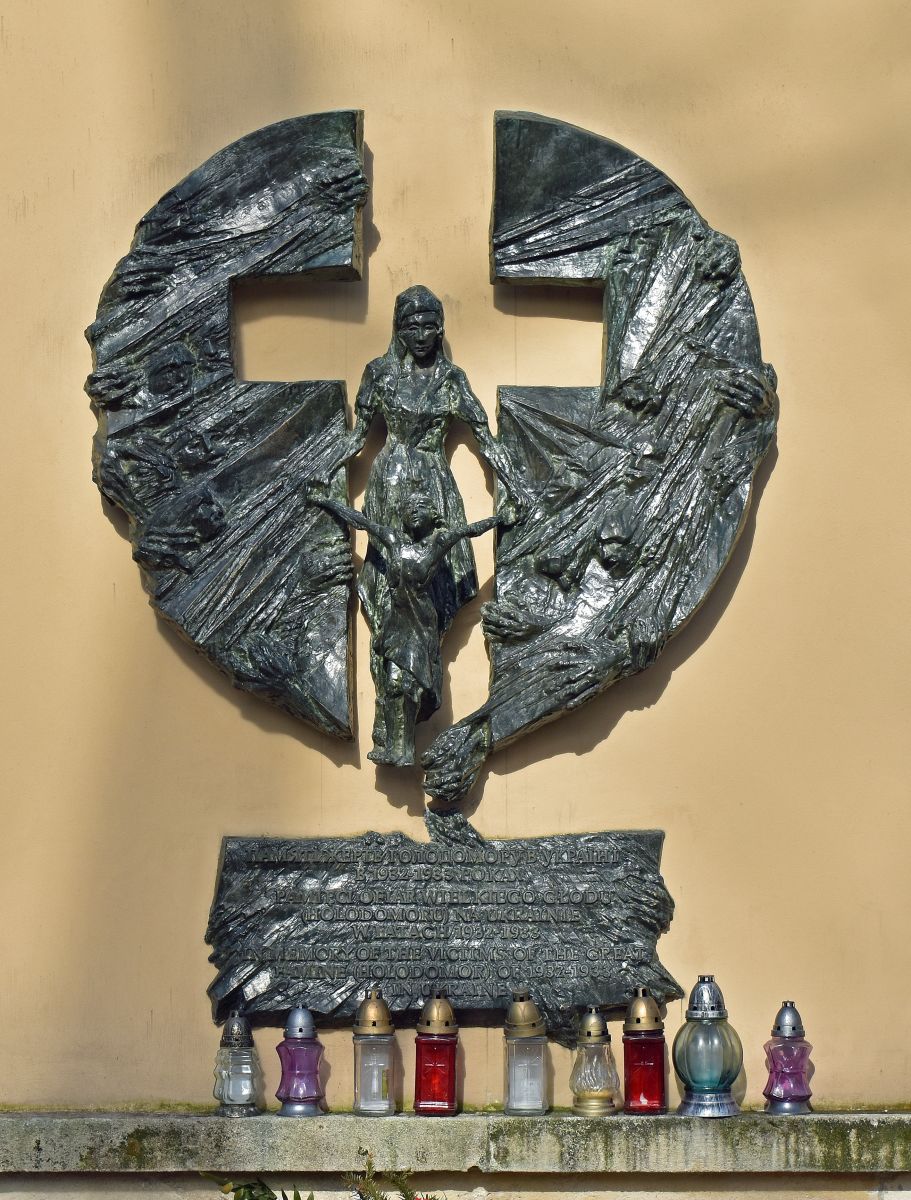 Номер фотографии 1 : Памятник жертвам голодомора : парк в Старом Городе, около церкви святого Норберта : фотограф Zetpe0202 (https://ru.wikipedia.org)