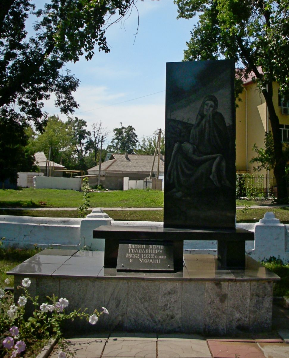 Номер фотографии 1 : Памятник жертвам голодомора : Центральная площадь, ул. Европейская : фотограф Hmarskiy II (https://ru.wikipedia.org)