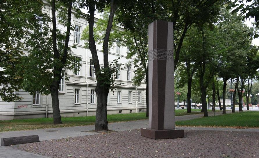 Номер фотографии 1 : Памятник ссыльным литовцам : ул. Ауку, рядом с Музеем жертв геноцида : фотограф www.gulagmuseum.org