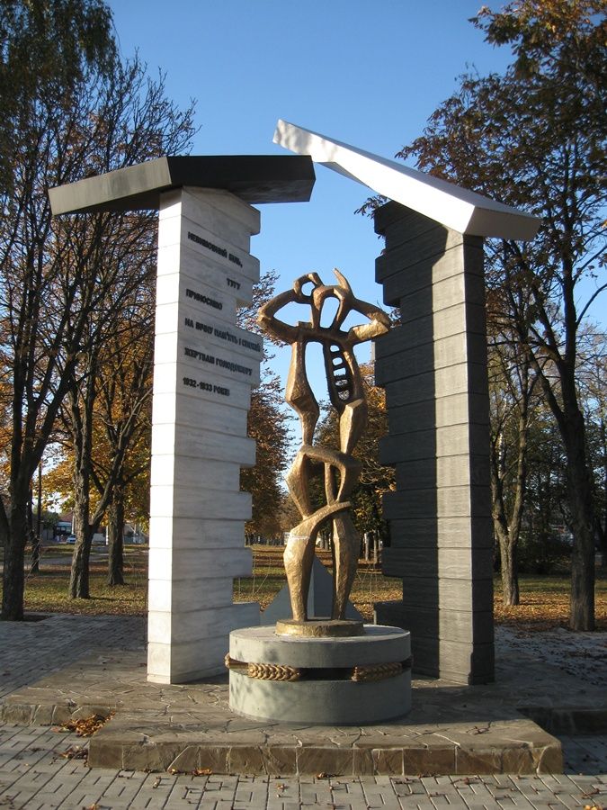Номер фотографии 1 : Памятник жертвам голодомора : сквер памяти жертв голодомора : фотограф Википедия