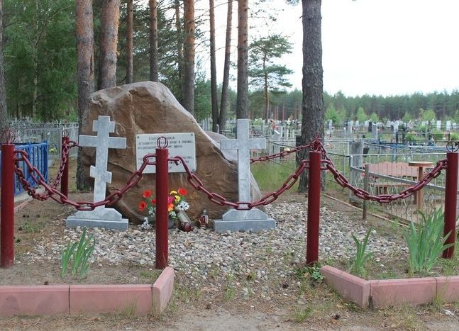 Номер фотографии 1 : Памятник жертвам политических репрессий : городское кладбище : фотограф www.gulagmuseum.org. Фотография с сайта 