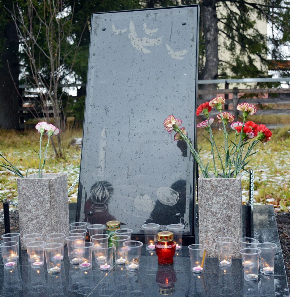Номер фотографии 1 : Памятный знак жертвам политических репрессий : двор храма : фотограф www.tradm.ru