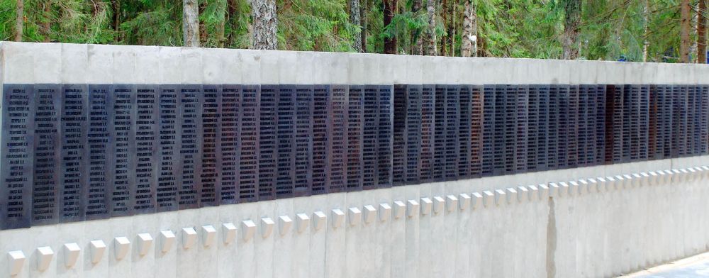 Фотография 2 : Памятник жертвам политических репрессий «Расстрел» и Стена памяти : фотограф http://memorial-katyn.ru
