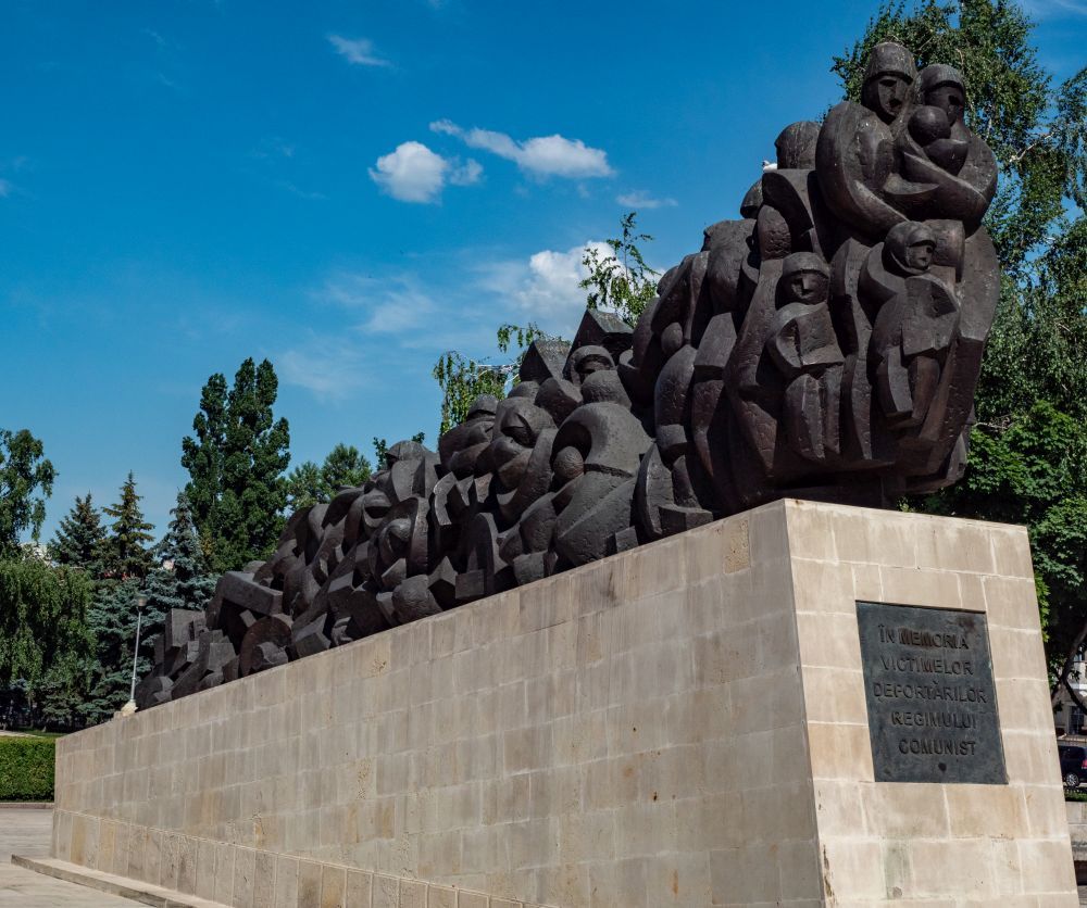 Номер фотографии 1 : «Поезд боли» – памятник жертвам массовых депортаций молдавского народа 1940–1951 гг. : у железнодорожного вокзала : фотограф Tierecke (https://en.wikipedia.org)