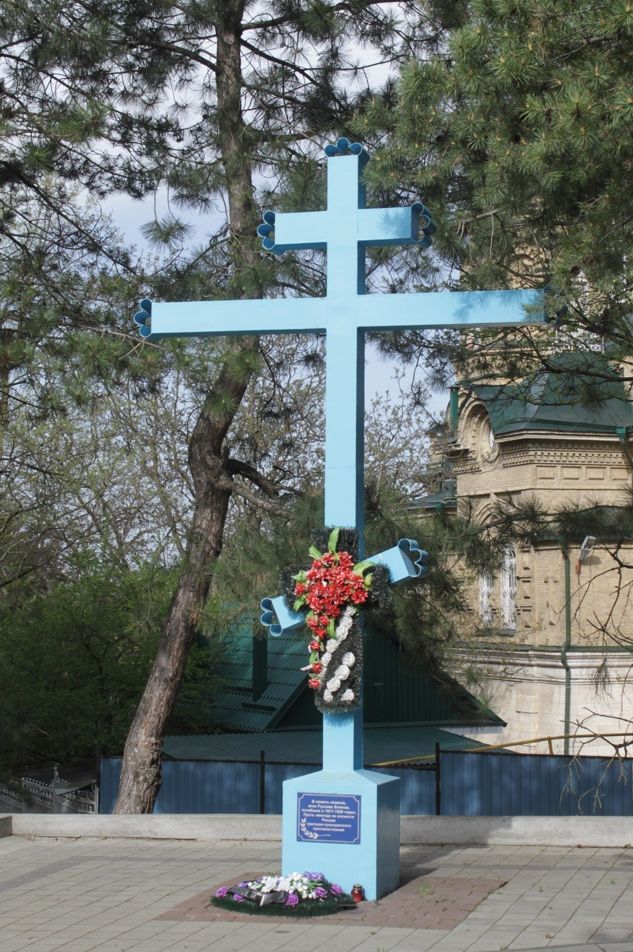 Номер фотографии 1 : Памятный крест возле братской могилы 102-х жертв красного террора 1918 г. : р-н южного склона горы Машук (за Лазаревским кладбищем) : фотограф https://vk.com/wall-6891820_20373
