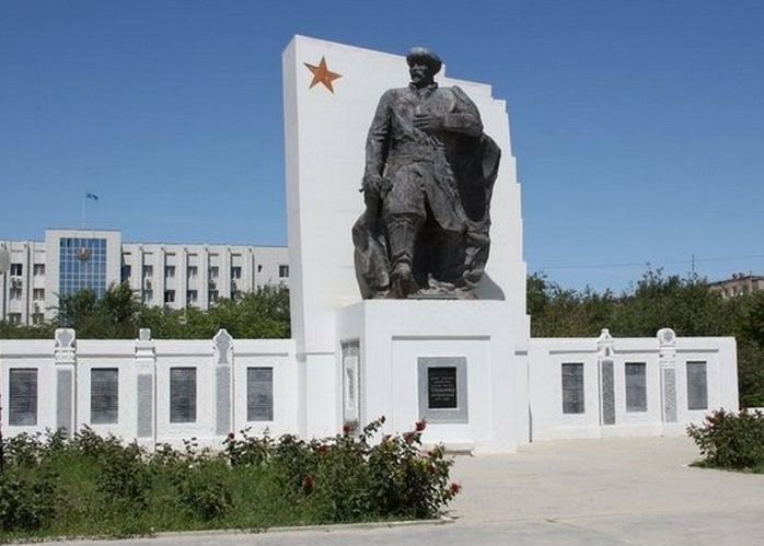 Номер фотографии 1 : Памятник репрессированному Т. Альниязову и стена скорби по жертвам репрессий :  : фотограф Сайт 