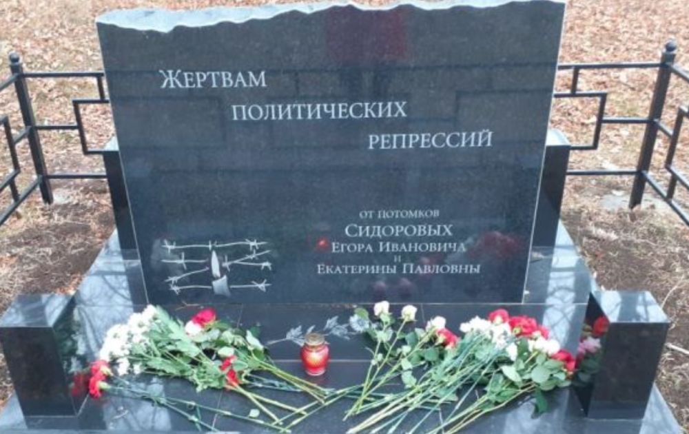 Номер фотографии 1 : Памятный знак жертвам политических репрессий : в центре села : фотограф https://kukmor.tatarstan.ru