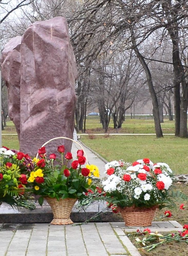 Номер фотографии 1 : Памятный знак жертвам политических репрессий : городской парк : фотограф https://mignsk.ru : цифровой архив музея истории г. Новокуйбышевска