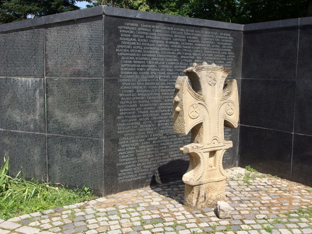 Номер фотографии 1 : Мемориал жертвам коммунистического режима : Центральный парк, восточная часть, перед Национальным дворцом культуры : фотограф Mark Ahsmann (ru.wikipedia.org)