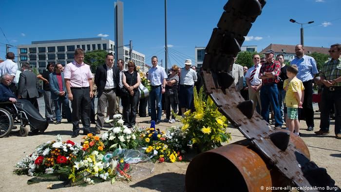 Номер фотографии 1 : Памятник с танковой гусеницей : площадь Постплатц : фотограф Arno Burgi