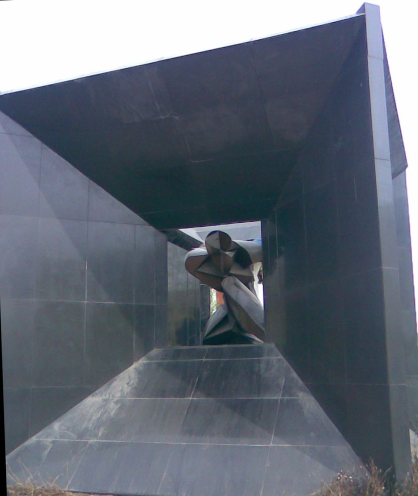 Номер фотографии 1 : Мемориал жертвам репрессий : у подножия горы Сонгино-Хайрхан : фотограф https://ru.wikipedia.org