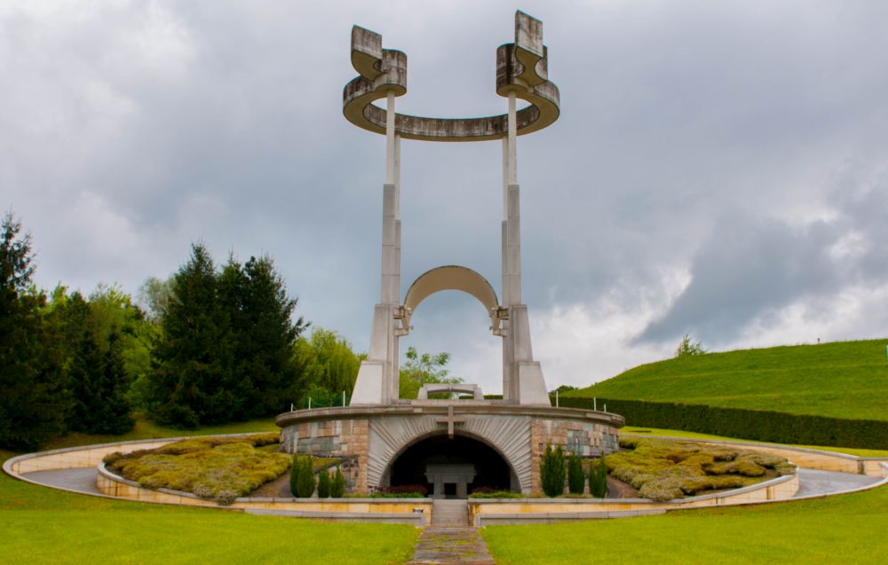 Номер фотографии 1 : Мемориальный парк в память о жертвах коммунизма «Техарье» :  : фотограф Vidar Karlsen, https://en.wikipedia.org/wiki/Teharje_camp#Memorial_park