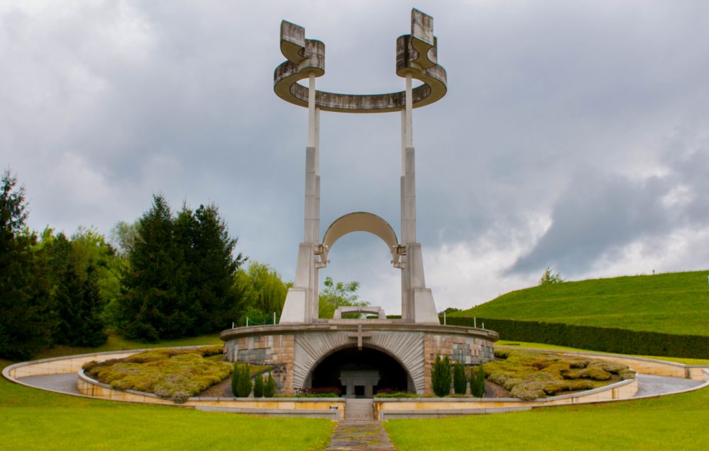   1 :         :  :  Vidar Karlsen, https://en.wikipedia.org/wiki/Teharje_camp#Memorial_park