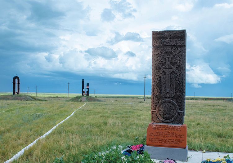 Номер фотографии 1 : Памятник-хачкар на месте массового захоронения армянских узниц АРЖИРа :  : фотограф фото из архива благотворительного фонда имени Погосяна