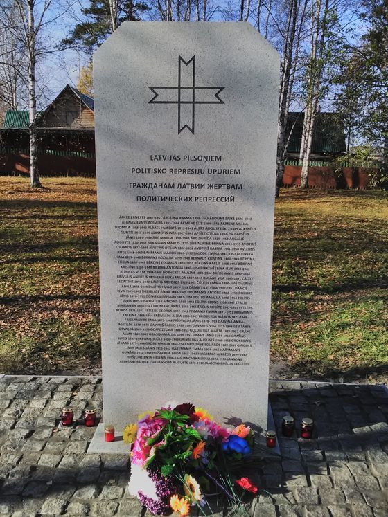 Номер фотографии 1 : Памятник латышам, депортированным из Латвии и умершим в ссылке на территории Каргасокского района : в центре поселка, рядом с мемориалом погибшим в годы ВОВ и Поминальным крестом проекта «Прощение и память» : фотограф https://nkvd.tomsk.ru