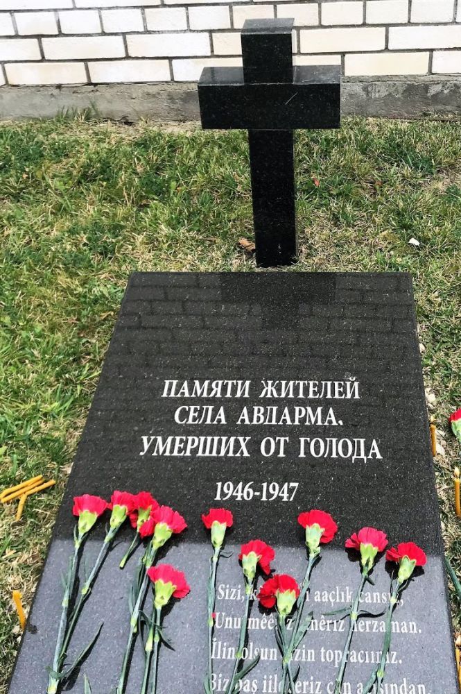 Номер фотографии 1 : Памятный знак жертвам голодомора 1946-1947 годов : мемориал памяти «Acı köşesi» (перевод с гагаузского – угол скорби) : фотограф https://nokta.md