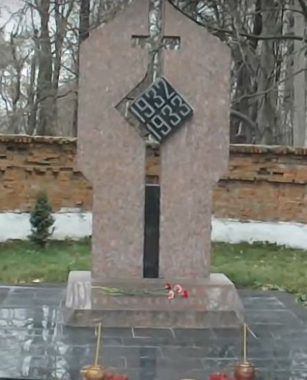 Номер фотографии 1 : Памятный знак жертвам голодомора 1932-1933 годов : сквер центрального парка : фотограф www.bershad.ua