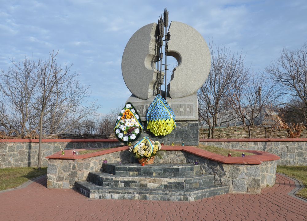 Номер фотографии 1 : Памятник жертвам голодомора 1932-1933 гг : кладбище : фотограф Kiyanka (https://commons.wikimedia.org)