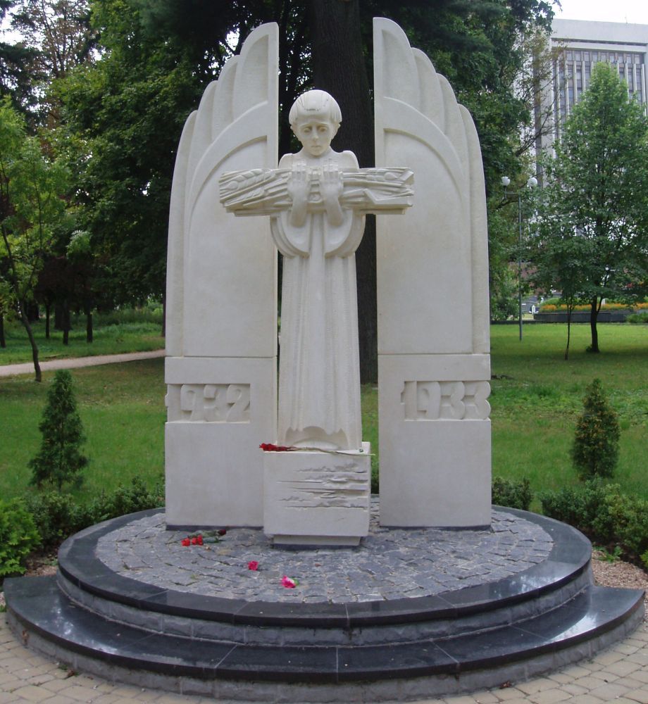 Номер фотографии 1 : Памятный знак жертвам голодомора : центральный городской парк : фотограф Користувач:Turzh  (https://uk.wikipedia.org)