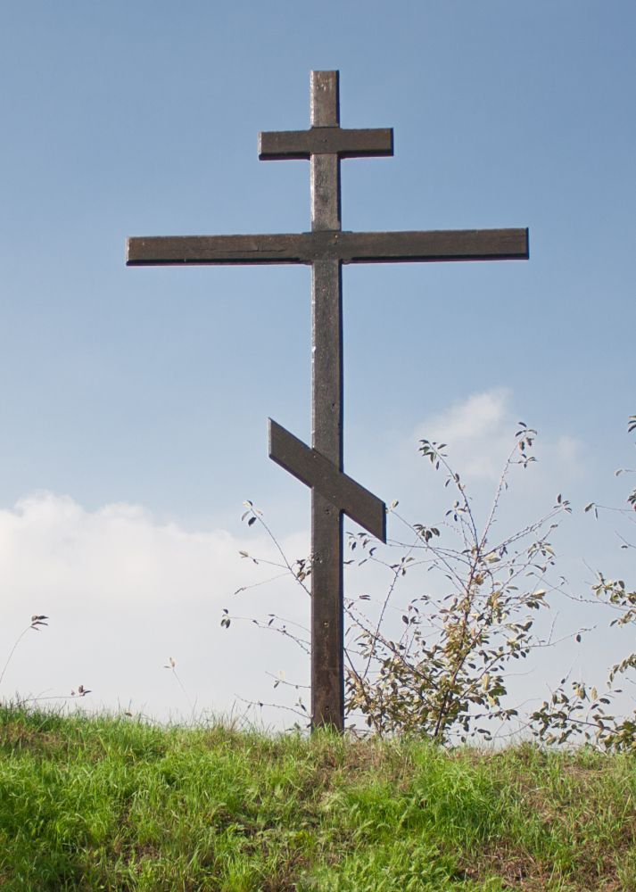 Номер фотографии 1 : Памятный знак жертвам голодомора : кладбище, около церкви : фотограф Nikride (https://commons.wikimedia.org)