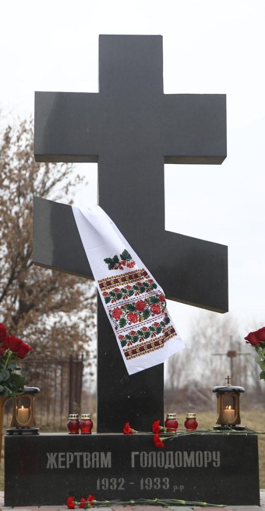 Номер фотографии 1 : Памятный знак жертвам голодомора : ул. Бетонная, Воскресенское кладбище : фотограф https://kremenchukwalks.blogspot.com