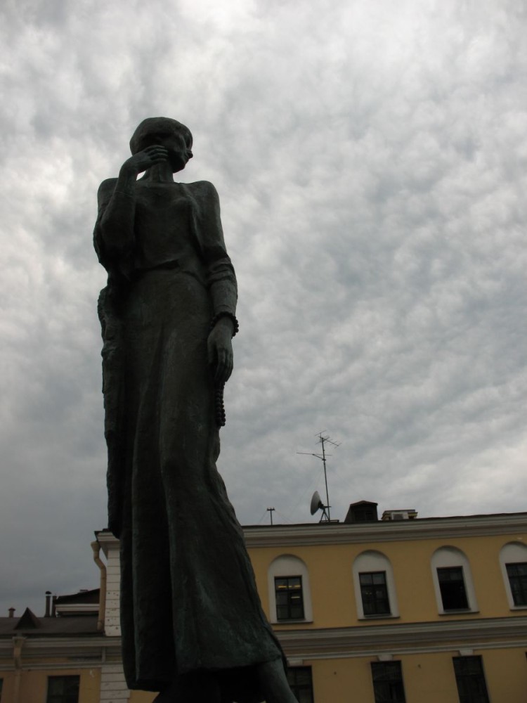 Памятник ахматовой в санкт петербурге