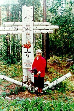 Номер фотографии 1 : Памятный крест жертвам репрессий : вблизи храма Андрея Рублева : Первый памятный знак