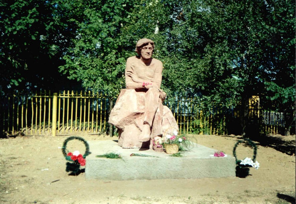 Номер фотографии 1 : Памятник репрессированному поэту и писателю С.А. Клычкову (1889-1937) : возле районной библиотеки