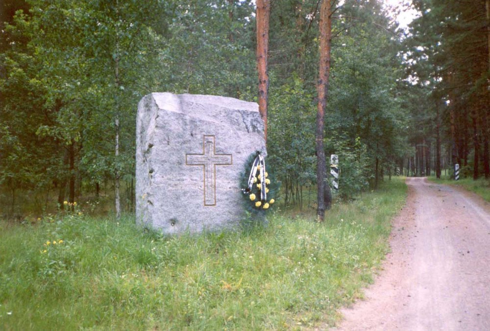 Номер фотографии 2 : Памятный знак репрессированным в 1937 году : Мемориальный комплекс «Быковня» (по трассе на Бровары - 19-й лесной квартал) : фотограф И. Федущак