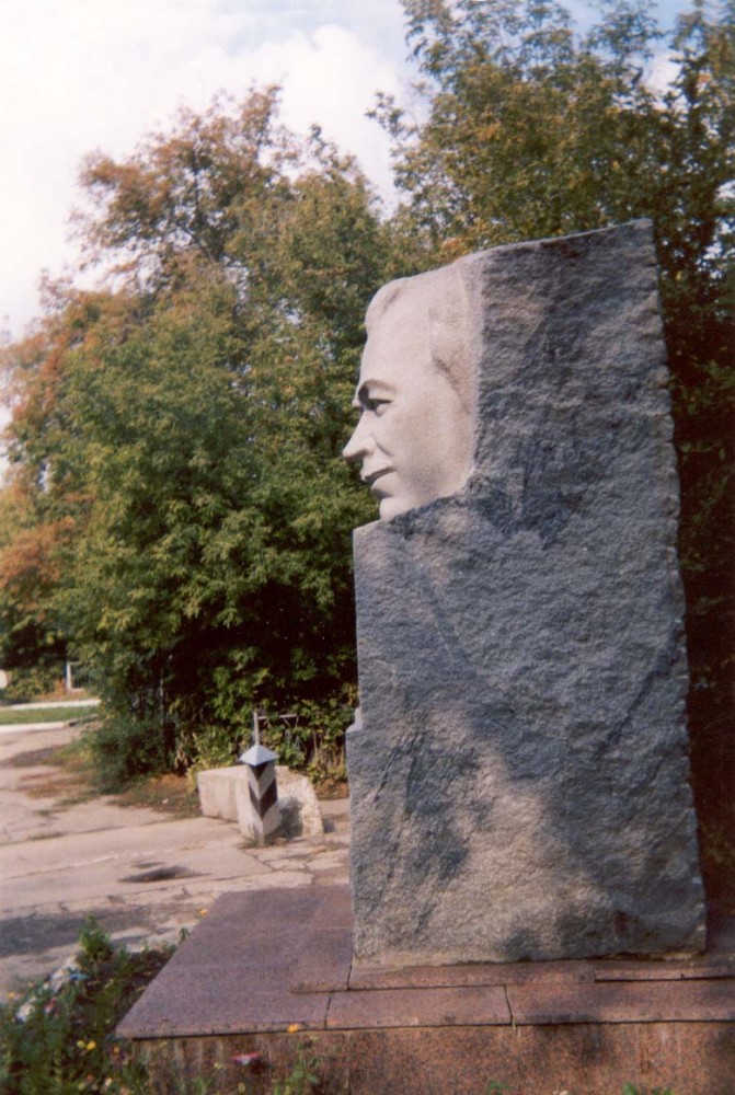 Номер фотографии 1 : Памятник академику Н.И. Вавилову : Воскресенское кладбище (у входа)