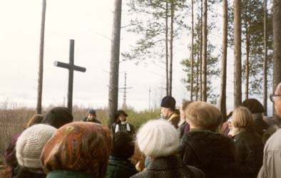 Номер фотографии 1 : Памятный знак жертвам репрессий : к северу от автодороги Ухта - Дежнево (заброшенное Дежневское кладбище)