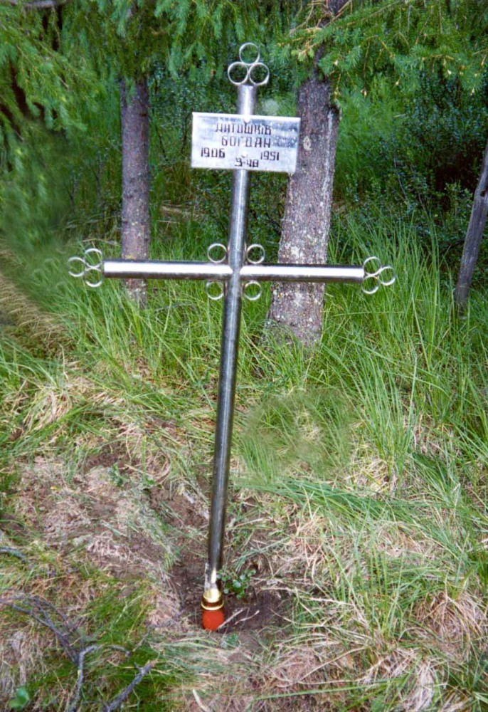 Номер фотографии 1 : Крест на могиле Богдана Антошкова : мемориальное кладбище : фотограф И. Федущак
