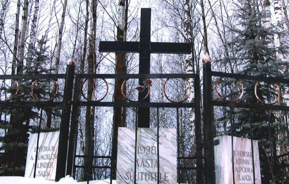 Номер фотографии 1 : Памятник безвинно репрессированным : с. Верхний Суэтук Каратузского р-на