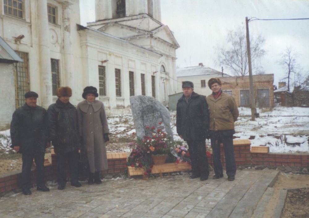 Номер фотографии 1 : Памятный знак жертвам политических репрессий : у Введенского собора