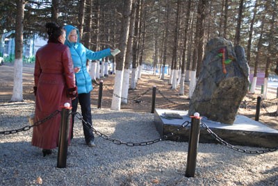Номер фотографии 1 : Памятный знак жертвам политических репрессий «Камень скорби» : в сквере возле местного музея : фотограф ampravda.ru