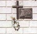 Мемориальная доска расстрелянным в 1941 г. узникам тюрьмы : фотограф В. Федущак